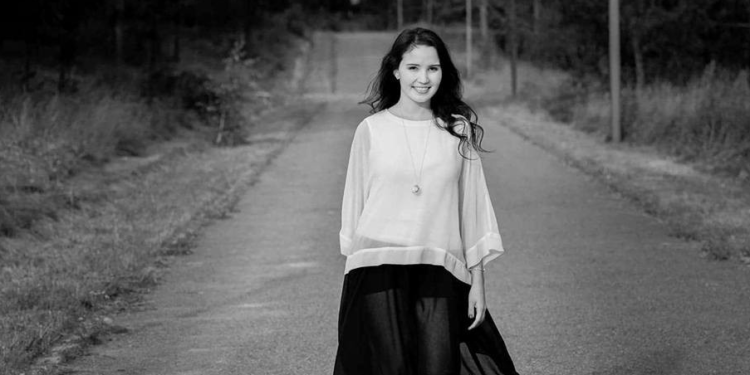 Мисс Д.Ариунцэцэгийн аав ээж хоёр охиныхоо буянд жаргаж байна