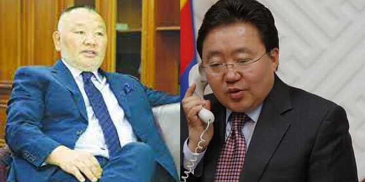 Алтны ордны дэргэд экс ерөнхийлөгч Ц.Элбэгдорж, “Эзэн” Эрдэнэбилэг хоёр хаусаа хаяа дэрлүүлэн барилаа