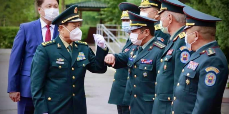 БХЯ-ны сайд үсээ будуулж, цэцгэн залуу болж, цэрэг хувцасаа голов