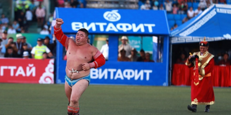 Бөхчүүдийн эсэргүүцэлд өртсөн Э.Оюунболд аварга Улсын арслан Ц.Содномдоржийг давлаа