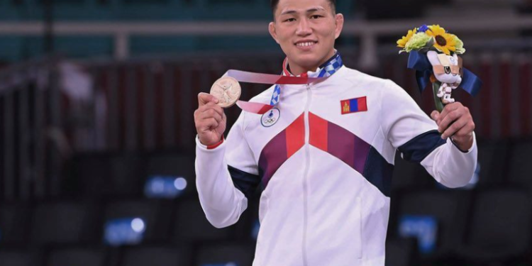 Ц.Цогтбаатар: Аав  гэдэг хүн  байхгүй  болчихоор ард байсан том нөмөр  алга болчихдог юм билээ