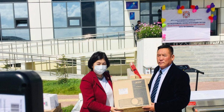 Б.Мягмар  тойргийнхоо  эрүүл мэндийн  байгууллагуудад  400 сая төгрөгийн  тоног төхөөрөмж гардуулжээ