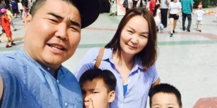 Зургаан  насаар  эгчмэд  эхнэртэй  жүжигчин Г.Алтаншагайн  гэр бүл