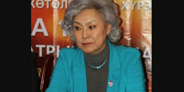 Ардын жүжигчин Н.Сувд  газрын наймаачин ”болов”