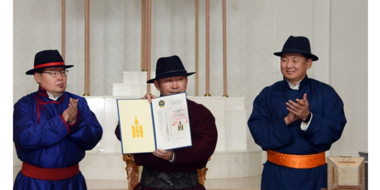 Х.Баттулгын  “нэхсэн”  эрх мэдэл  У.Хүрэлсүхэд  үлдэх үү?