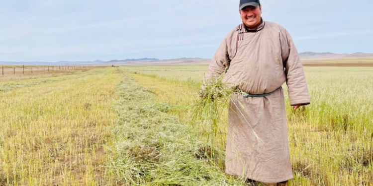Сангийн сайд Б.Жавхлангаас мөнгө нэхсэн гэх жүжигчин Баярмагнай мэдэгдэл хийлээ