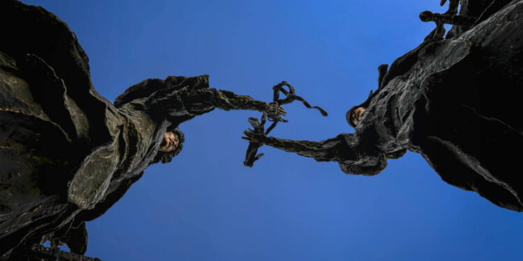 “Тэнгэрийн андгай” хөшөөг иргэдийн ХАНДИВААР бүтээжээ