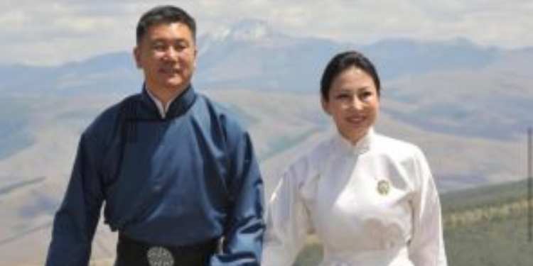 Эхнэрийнхээ  мөрөөдлийг  гүйцээгч  КОНСУЛ