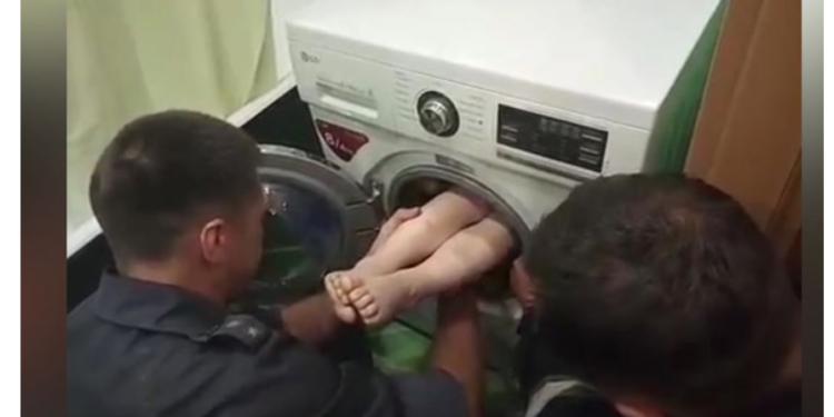 Угаалгын машинд гацсан хүүхдийг эсэн мэнд гаргажээ