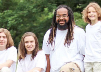 Асрамжийн  газарт  өссөн залуу  гурван хүүхэд үрчлэн авч сайхан амьдарч байна