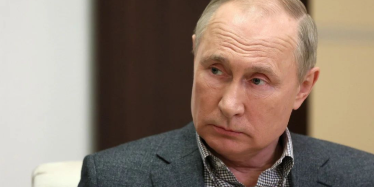 ОХУ-ын  ерөнхийлөгч  вакцины дөрөв  дэх тунг хамартаа хийлгэжээ