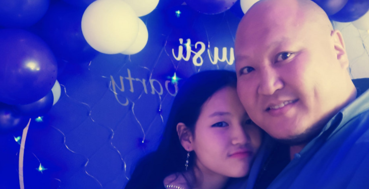 Д.Зөөлөнсийд “Хар Сарнай” хамтлагийн Амараа ОРОН СУУЦ бэлэглэжээ