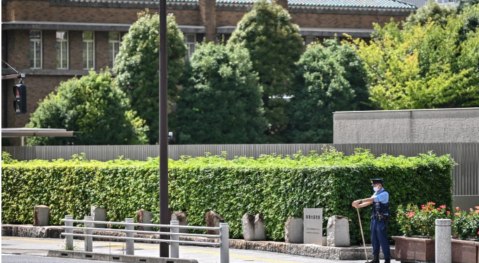 Япон улсын ерөнхий сайд “сүнстэй байшин”-д нүүж орно