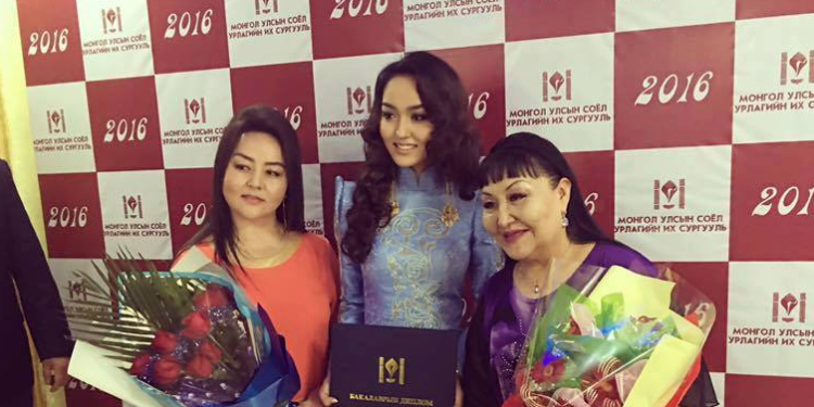 МУГЖ Л.Чаминчулууны ач, МУГЖ Д.Ширмэнтуяагийн охин мисс Ц.Аззаяа нvцгэн зургааа дэлгэлээ