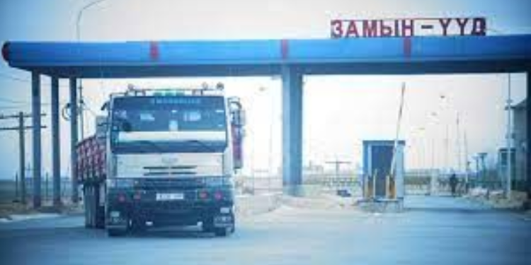 Шуурхай: Замын-Үүд боомтоор ачаа бараа татан авах ажил хойшилжээ