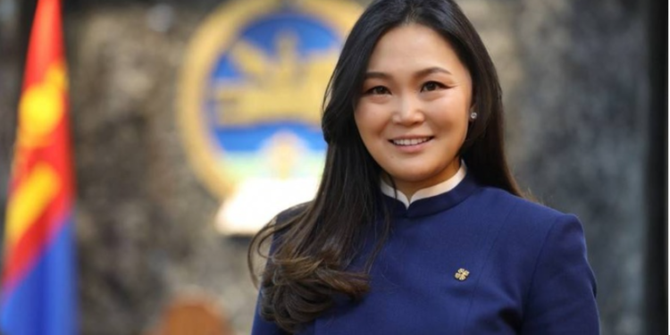 Э.Одбаярыг “Ч.Номин сайдын нэр хүндэд хүндэтгэлгүй хандсан” хэмээн 100 мянган төгрөгөөр торгожээ