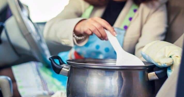 Түгжрэлд төмс арилгаж, хоол хийсэн Г.Гангамөрөн