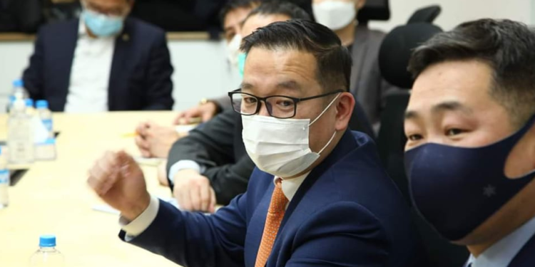 Р.Эмүжин: Хэзээ хүн болно доо, хэнз хурга минь