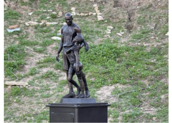 Домогт  сагсчин  Коби  болон түүний охины хөшөөг ослын газарт мөнхөлжээ