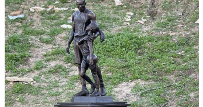 Домогт  сагсчин  Коби  болон түүний охины хөшөөг ослын газарт мөнхөлжээ