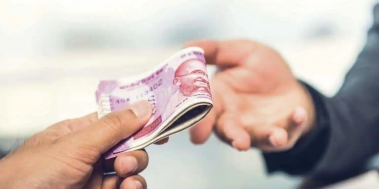 Мөнгө  хэний  гарт  очино, тэрийг  дагаж  ааш авираа  хувиргадаг