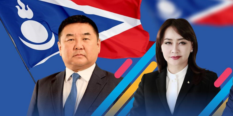 Бидон Д.Ганбат, А.Адьяасүрэн нар ахмадуудад мөнгөөр бороо оруулж байна