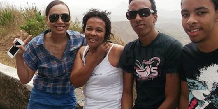 “Киви”-гийн Намуунаа нэрээ Эрика болгож, Антониа овогт дүүтэйгээ уулзлаа