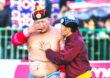 Г.Намсрайжав  “Миний хүү  залуу  насан дээрээ барилдахгүй  яах  юм!