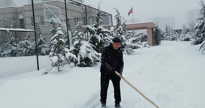 Хотын дарга  асан  Г.Мөнхбаяр элчингийн ажлаа хийнгээ цас арилгаж явна