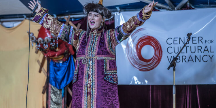 Дуучин С.Сэрчмаа Америкт гурав дахь хүүхдээ өлгийдөж авна