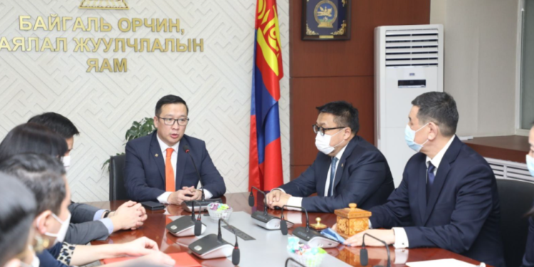 БОАЖЯ-ны сайд нь ажилчдаа “өөрийн хүсэлтээр ажлаас чөлөөлөгдөх хүсэлтээ өг” гэж шахах болжээ