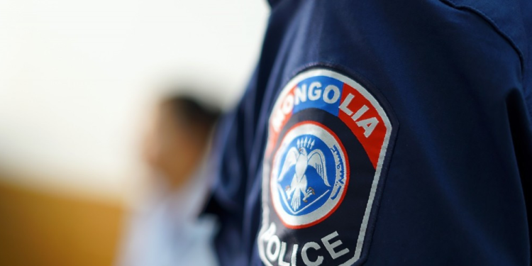 7 настай  охиныг  “тоглоомын талбайд хамт тоглоё”  хэмээн мэхэлж, авч явжээ