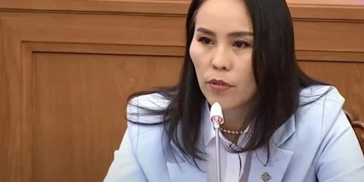 Р.Эмүжин: Хөвгүүдэд батганы тосны мөнгө өгөх үү, Мөнхцэцэг ээ…