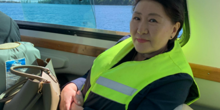 Ж.Соронзон  төрсөн  өдөр  болгоноороо  20  орчим сая төгрөгийг багш, ажилтнуудаасаа авдаг  гэв