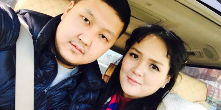 Жүжигчин Т.Энэрэлийн нөхөр О.Итгэл найздаа араараа тавиулжээ