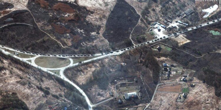 Шуурхай:  64 км урт Оросын армийн цуваа Киев хот руу явж байна