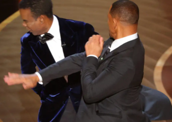 Оскарын тайзан дээр жүжигчин Уилл Смит хөтлөгч Крис Рокийг цохив