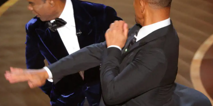 Оскарын тайзан дээр жүжигчин Уилл Смит хөтлөгч Крис Рокийг цохив