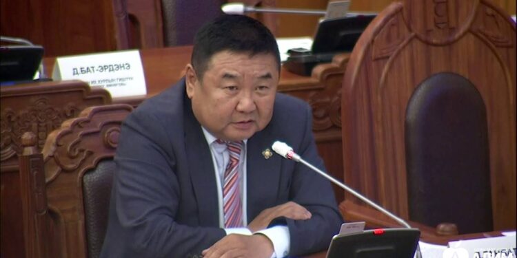 УИХ-ын гишүүн Д.Ганбат Украинд нэг сарын цалингаа хандивлаж Монголчуудыг уриалав