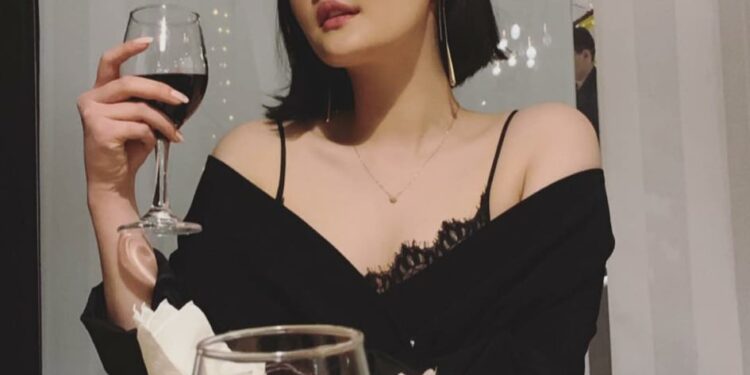 АН-ын хуулийн зөвлөх Г.Батбаярын харгис охин Б.Ариунзаяатай танилц