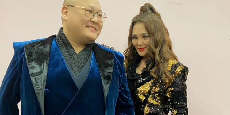 Бичлэг: МУГЖ, дуучин Т.Ариунаа тоглолтынхоо үеэр тайзан дээрээс  унажээ