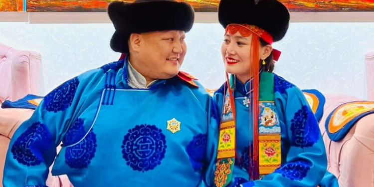 Т.Дэлгэрмөрөн гэрлэх санал тавьж Т.Анандад сюрприз барьлаа