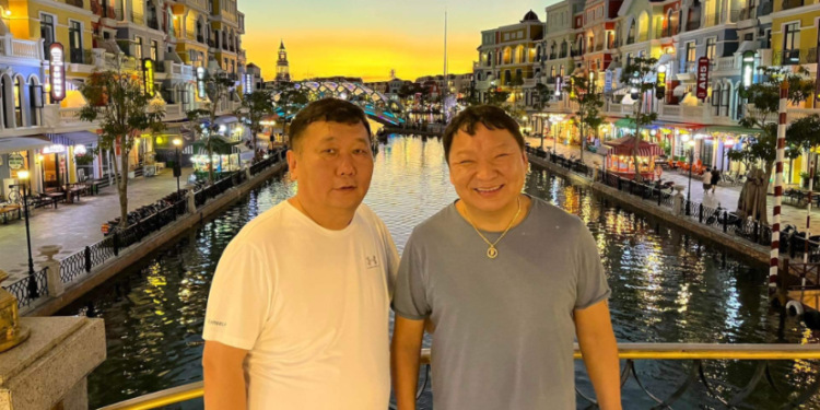 Г.Ганхүү аялаж яваад их хэмжээний мөнгөтэй цүнх олжээ