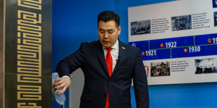 О.Гэрэлт-Од:  Анд минь AP XИнаас болж x vчин хийж,  АМЬДРАЛАА үгүй хийсэн.  Тэр уухаа больсон!