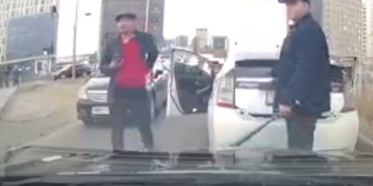 Тамхины ишээ машиныхаа цонхоор хаясан жолоочид шаардлага тавьсны төлөө өөрийнх нь биед халдаж сүрдүүлсэн иргэнийг шалгаж эхэлжээ