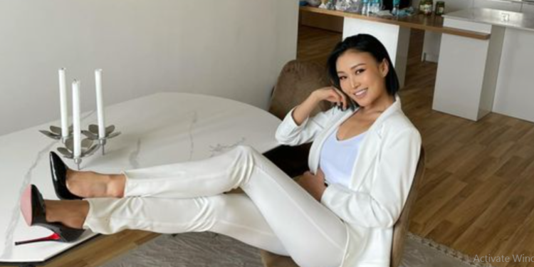 Ширээн дээр хөлөө тавьж зураг авхуулсан Н.Мөнхсоёл “Бүдүүлэг, ёсзүйгүй хоосон толгой”-роо дуудуулав