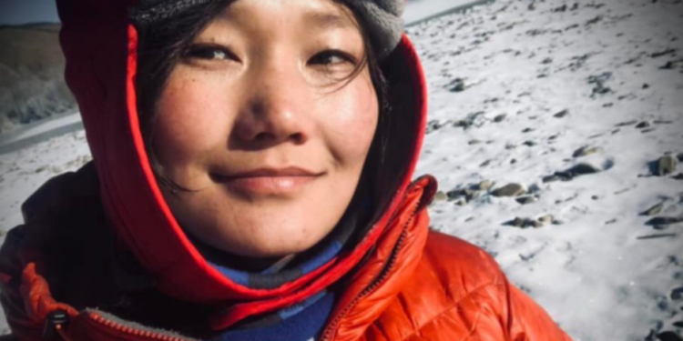 Хөвсгөлчүүд  хөөрөөд байлгүй  харилцаа  хандлагаа засаад төлбөрөө авч бай!!