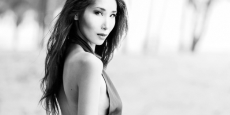 Загвар өмсөгч С.Төгс шинэхэн хөхөө ил гаргаж рекламд тоглов