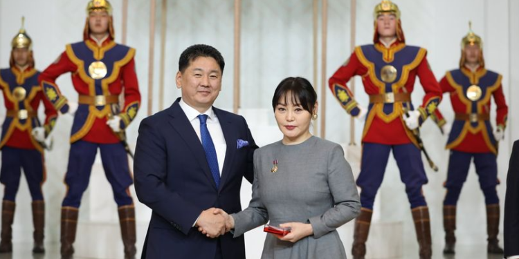 Жүжигчин Г.Ундармаа Монгол Улсын Соёлын Гавьяат Зүтгэлтэн цолоор энгэрээ мялаалаа