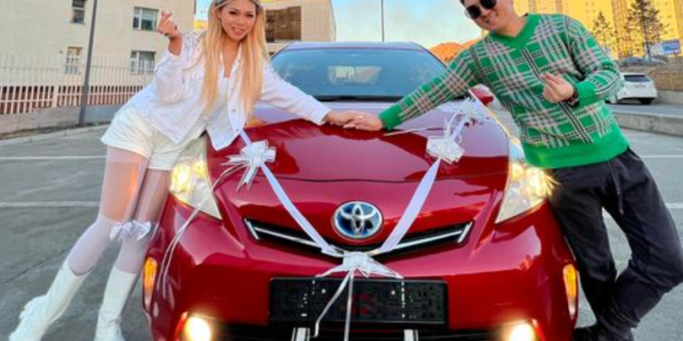 Нэвтрүүлэгч Д.Одзаяа хадам аав ээждээ сюрприз барьжээ